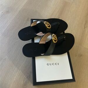 Gucci leather thong sandal with double G